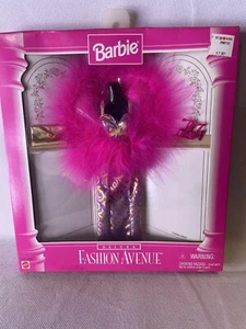 Barbie Fashion Avenue Deluxe nuovo con scatola abito da sera oro rosa caldo piuma boa 1996 - Foto 1 di 4