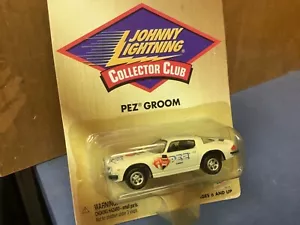 Johnny Lightning Collector Club Pez Groom 1975 Chevy Camaro Coupè Bianco 1:64 quasi nuovo - Foto 1 di 3