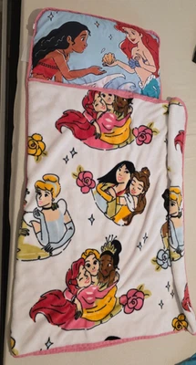 Alfombra para siesta de espuma viscoelástica con manta de lana adjunta Princess Disney para niños pequeños  Foto 1 de 4
