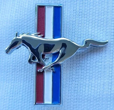 Ford Mustang 1964-1966 Tri Bar Running Pony guardabarros delantero emblema mano izquierda izquierda Foto 1 de 4