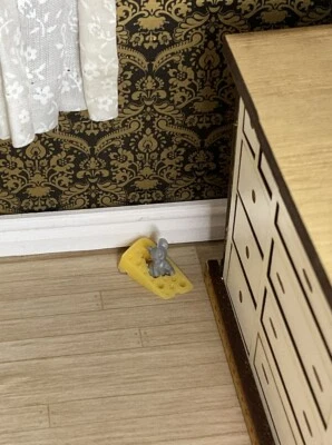 THE WONHAM COLLECTION 1/12th Puppenhaus Miniatur niedliche graue Maus sitzt in einem Keil Käse