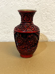 Vtg Chinese Red Cinnabar Fine Hand Carved Lacquer Brass Vase Enamel Floral 4” - Bild 1 von 9