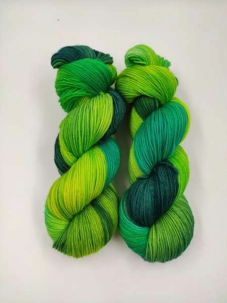 handgefärbte Sockenwolle 4 fach - Der Klassiker * VIEL GRÜN  130 - Bild 1 von 1