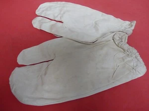 Original WW2 British Army Gunners Winter White Gloves - 1942 - Picture 1 of 12