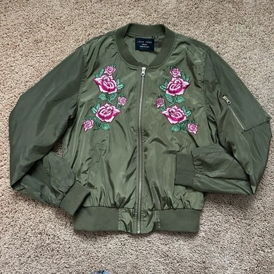 Chaqueta Bomber Love Tree Juniors Mediana Caqui Verde Floral Bordado Boho Grunge Foto 1 de 4