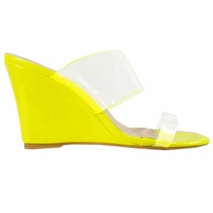 Zapatillas amarillas en cuñas con rayas transparentes - Imagen 1 de 4