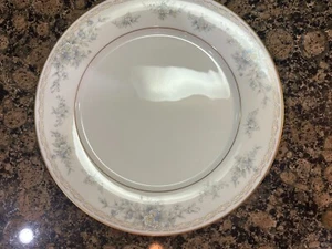 Piatto Noritake Lisle 3292 10,5" bianco con bordo floreale blu, bordo oro - Foto 1 di 3