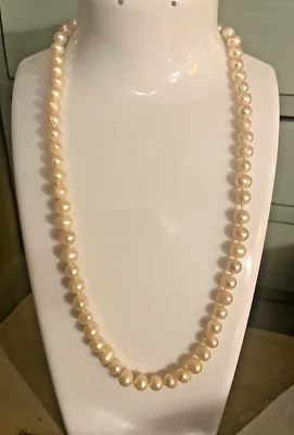 LOVELY SINGLE STRING KNOTTED CULTURED PEARL NECKLACE BARREL CLOSURE 8" DROP (312 - Image 1 of 4