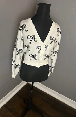 Willow & Wind Pink Bow White Knit Cardigan Sweater V Neck Size S Scalloped Trim - Image 1 of 4