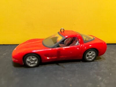 ORNAMENTO DE NATAL HALLMARK 1997 CHEVROLET CORVETTE CUPÊ VERMELHO SOLTO - Imagem 1 de 4
