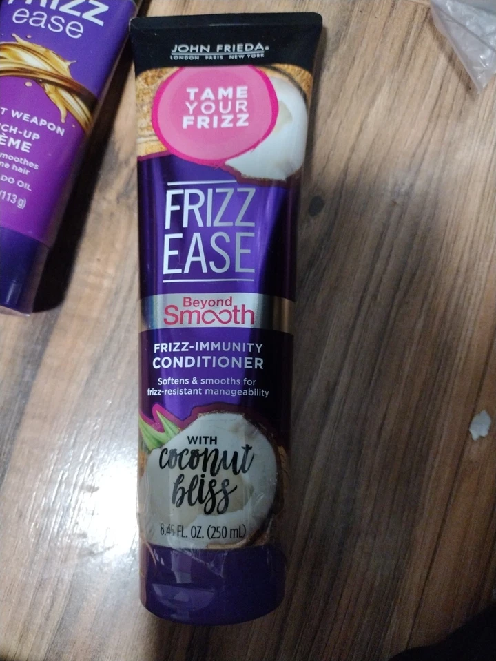 Acondicionador inmune John Frieda Frizz Ease Beyond Smooth Frizz con Coconut Bliss Foto 1 de 1