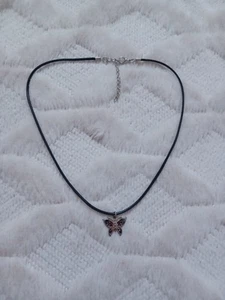 Collana vintage anni 90 stile Y2K anni 2000 corda con ciondolo farfalla smaltata tono argento - Foto 1 di 9