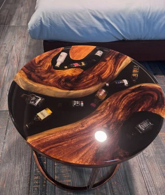 Mesa de café hecha a mano de madera y resina epoxi de 15" | Decoración de encimera con tema de licor Foto 1 de 4