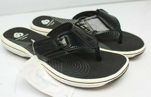 Sandali da donna Cloudsteppers by CLARKS 'Brinkley Sail' neri con tanga in vernice NUOVI