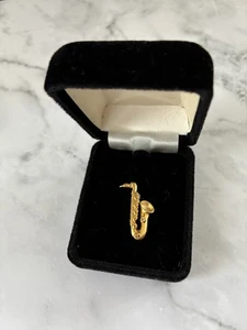 Pin de corbata/pin de solapa de saxofón tono dorado vintage con caja - Regalo de banda de jazz de músico - Imagen 1 de 5