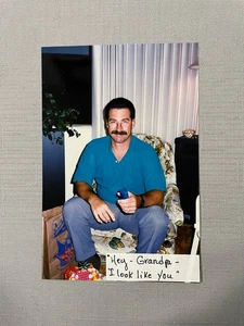 Foto a color vintage de los años 80 hombre con bigote sentado en silla cotización 4x6 pulgadas - Imagen 1 de 3