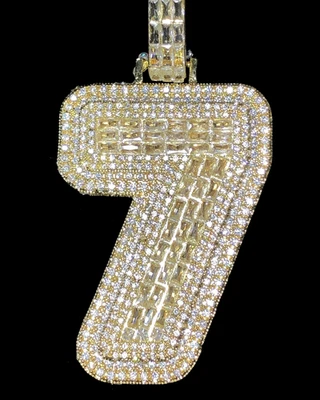 Ciondolo moissanite tondo e taglio baguette in argento sterling 925 numero... - Immagine 1 di 4