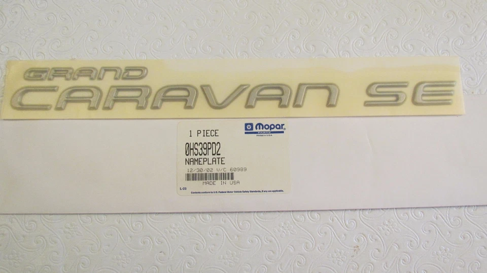 Nuevo OEM Gris Dodge "GRAND CARAVAN SE" Placa de identificación Emblema Letra Kit Insignia 0HS39PD2 Foto 1 de 1