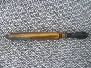 AN ANTIQUE 'Nesthill' BRASS CYLINDER GARDEN SPRAYER. A BRASS WEEDKILLER SPRAYER - Picture 1 of 7