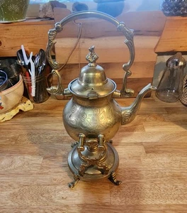 Teiera vintage in ottone con scaldacollo su supporto design ornato Arabia Saudita - Foto 1 di 13