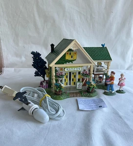 DEPT 56 Schneedorf Ostern Lilie Kinderzimmer & Geschenke beleuchtet mit Figur Kordel Box - Bild 1 von 24