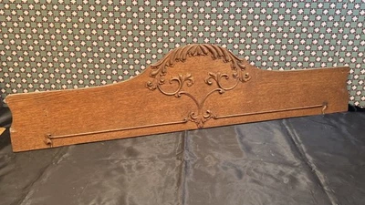 Corona antigua con frontón de roble talla aplicada Foto 1 de 4