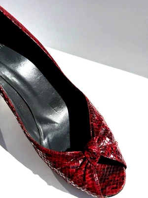 Sexy Stuart Weitzman Red Black Snake Pattern Peep Toe Pump 8M $525+ - Image 1 of 4