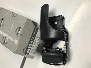 8067090J00 MANIGLIA APRIPORTA INTERNA NISSAN NEW OE - Imagen 1 de 1