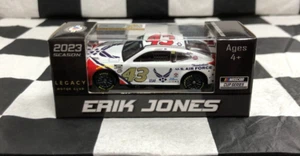Erik Jones # 43 Air Force 2023 Camaro ZL 1:64 Scala C432365AIRER - Foto 1 di 7