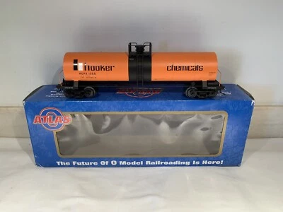 ATLAS O HOOKER CHEMICALS 17,360 GALLON TANK CAR W/ KADEES! (3 RAIL SCALE) 17360 - Image 1 of 4