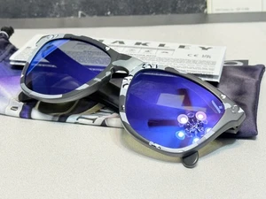 Oakley Frogskins Matte Carbon Camo Infinite Hero mit Violet Iridium SKU# 9013-51 - Bild 1 von 22