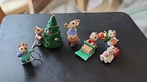 Juego de seis adornos en miniatura Hallmark Tiny Christmas Helpers 1996; sin caja - Imagen 1 de 4