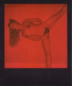 Polaroid Rot und Schwarz Film Akt Frau BDSM Original Kopie - Bild 1 von 1