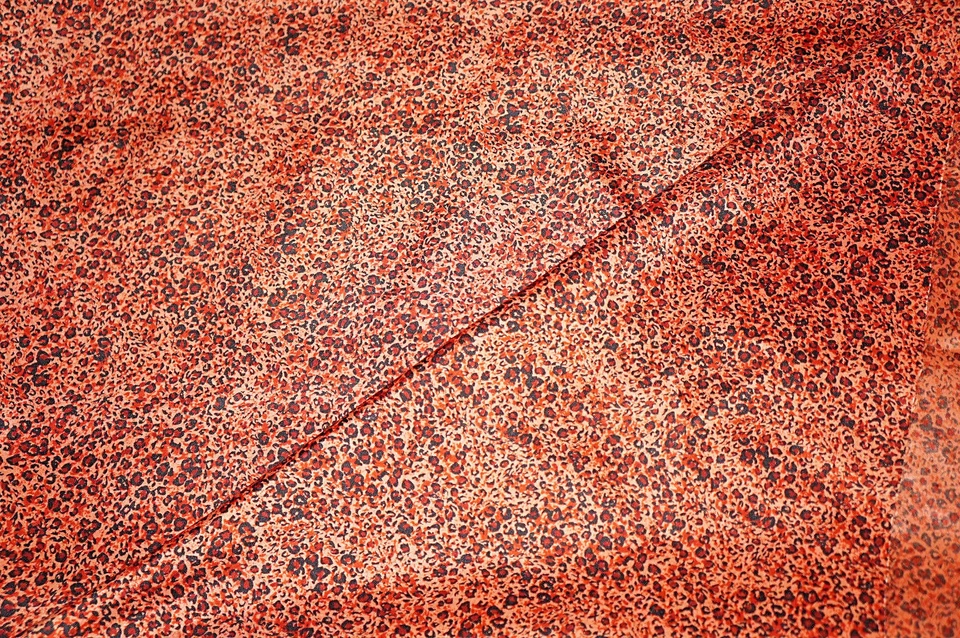 Tela de sarga satinada con estampado de animales rosas pequeña BFab Foto 1 de 2