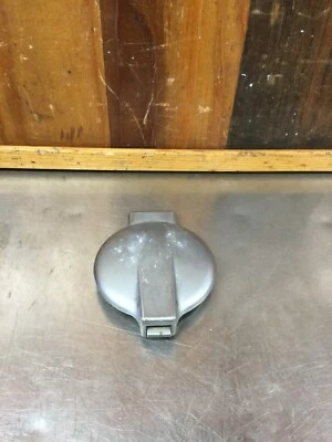 Triumph TR6 1969-72 • Оригинальная газовая крышка из раннего сплава. Б/у.   KT1389 - Изображение 1 из 4