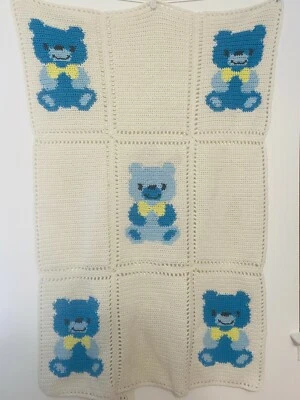 Manta de bebé blanca de ganchillo hecha a mano ositos de peluche azules pajarita amarilla cuadrados  Foto 1 de 4