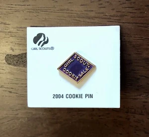 2004 PURPLE Girl Scouts Collie Pin - Mint On Card - Official - Picture 1 of 2