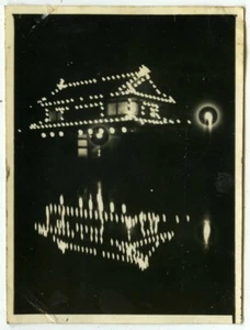 Japon. Japan. Bâtiment illuminé et son reflet dans l'eau. Années 30. - Picture 1 of 2