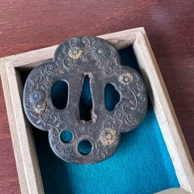 Ancien petit chrysanthème et feuille d'or motif herbe d'automne Mino Tsuba Mi... - Photo 1/4