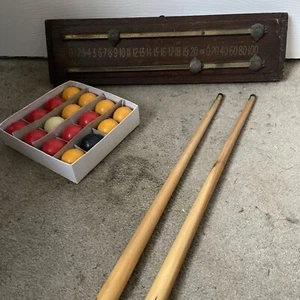 Vintage Billiards / Snooker Scoring Board, Balls & 2 x Cue Bundle - Picture 1 of 6