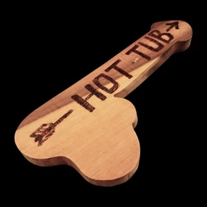 Vintage Tacky Wooden Hot Tub Penis Direction Sign - Bild 1 von 8