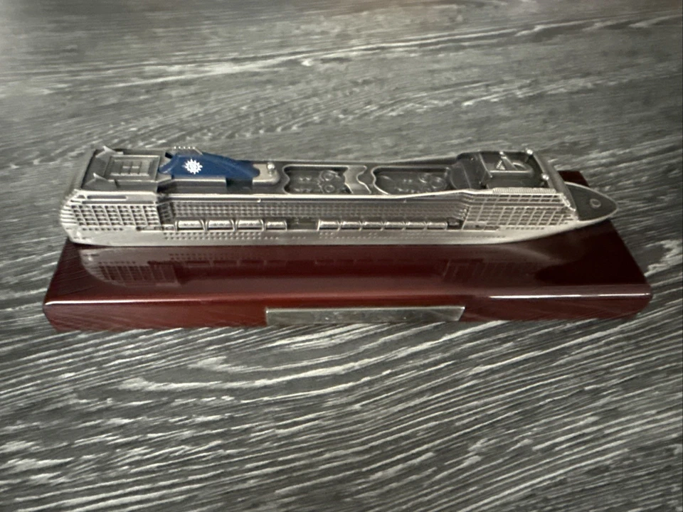 MSC MUSICA Kreuzfahrtschiff Schiffsmodell massiv Metall auf Holzsockel 28 cm - Bild 1 von 1