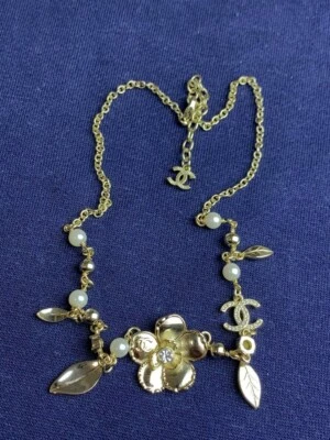 Encantador collar Chanel de perlas con cadena de oro Foto 1 de 4