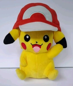 2017 Pokemon große 10 Zoll Pikachu trägt Ash Ketchums Pokeballmütze Plüsch TOMY - Bild 1 von 7