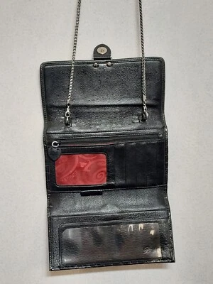 Bandolera organizadora Brighton negra imitación cocodrilo billetera imán forrada en rojo Foto 1 de 4