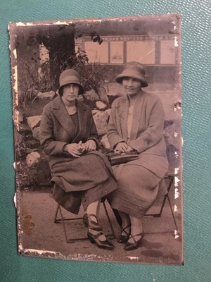 ATTRACTIVE LADIES SAT OUT. ORIGINAL TIN TYPE PHOTO 6x4cm App - Image 1 of 3