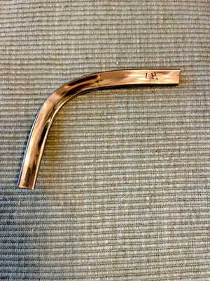 Sedanes Mercury Comet y Ford Falcon 1964 1965 - Moldura de esquina izquierda de vidrio trasero Foto 1 de 2