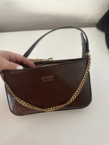 GUESS Noelle Mini Top Zip Shoulder Bag Schultertasche Tasche Brown dunkelbraun - Bild 1 von 5