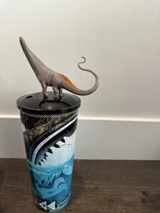 Jurassic World Rebirth Regal 44 Unzen TASSE MIT Topper AUF TOP! In Hand Selten Neu - Bild 1 von 3