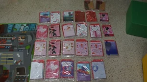 VALENTINSTAG GRUSSKARTEN LOT STCK 125 PUNZE MAHAGONI HEARTLINE DISNEY L A - Bild 1 von 9